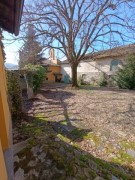 Casale indipendente con giardino.